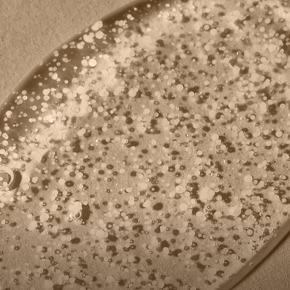Revitalizing Hand Soaps
Hands feel smooth and polished thanks to wax beads that easily dissolve while washing.