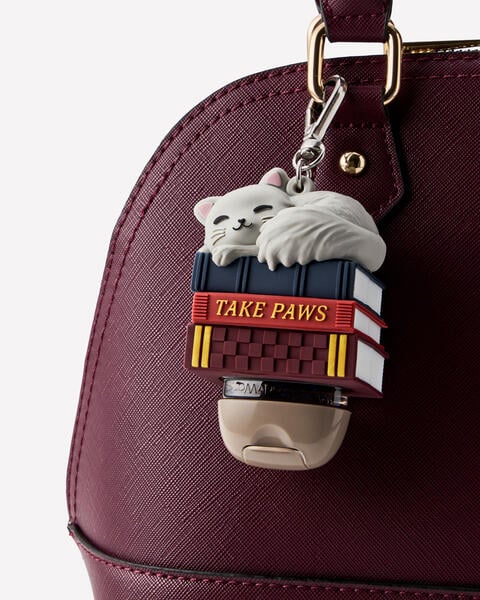 Porte-flacon PocketBac Chat sur une pile de livres